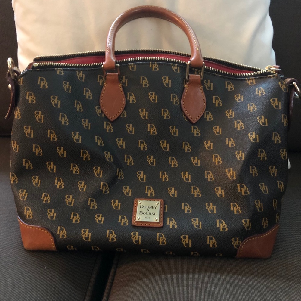 Dooney & Bourke purse. handbag is in very very good condition. only used once.